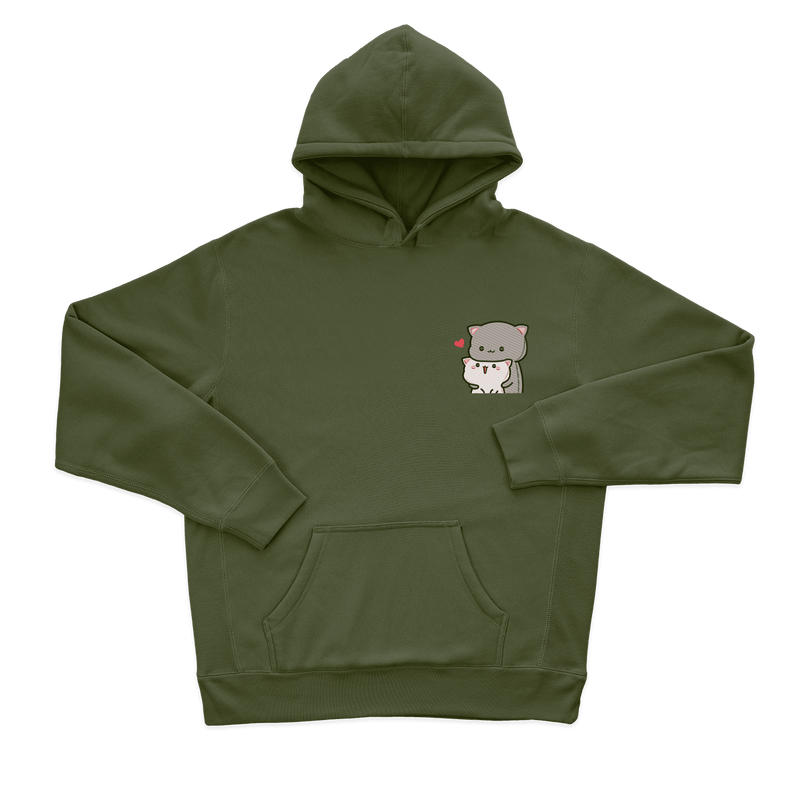 Сірий котик обіймає білого