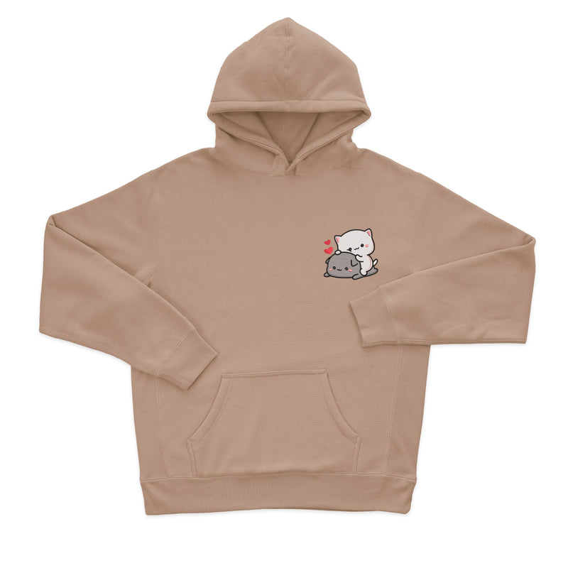 Білий котик сидить на сірому